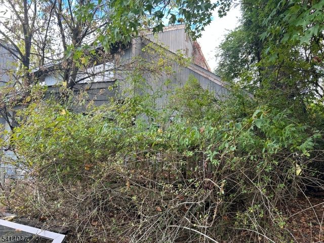 6 Firethorn Dr, Holland Twp., NJ 08848