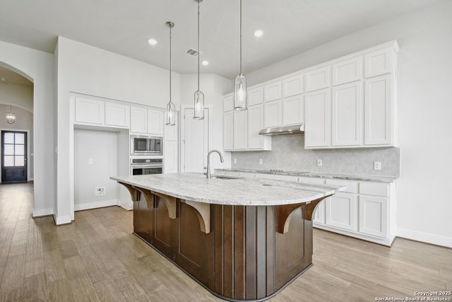 323 White Oak, Castroville, TX 78009