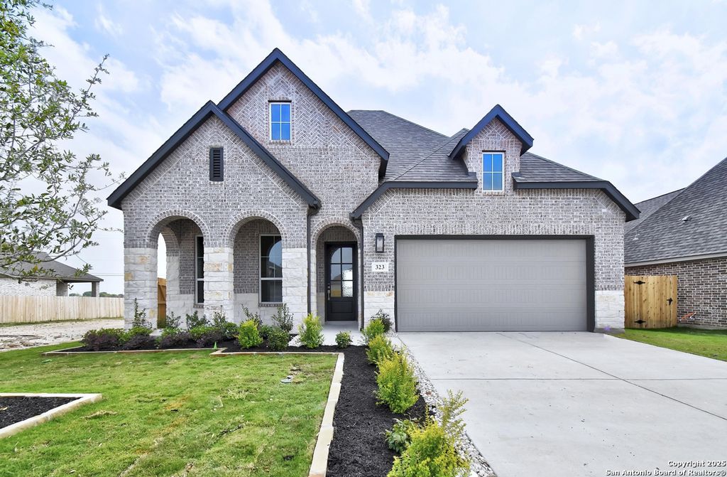 323 White Oak, Castroville, TX 78009