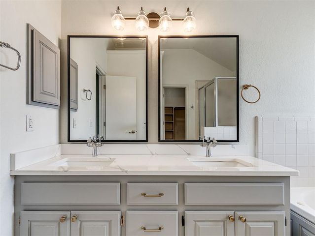 409 E Twelve Oaks Terrace, Mustang, OK 73064