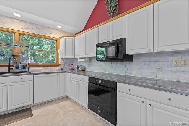 680 S Bartlett Road, Saint Clair, MI 48079