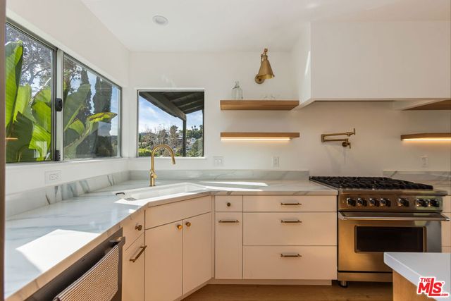 3424 Primera Avenue, Los Angeles, CA 90068