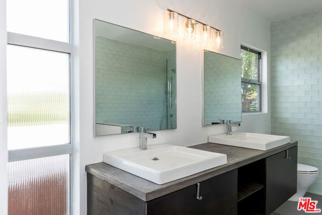 3424 Primera Avenue, Los Angeles, CA 90068