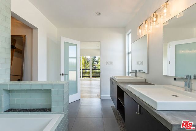 3424 Primera Avenue, Los Angeles, CA 90068