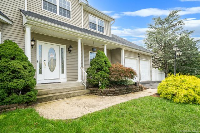 18 Woodridge Lane, Coram, NY 11727