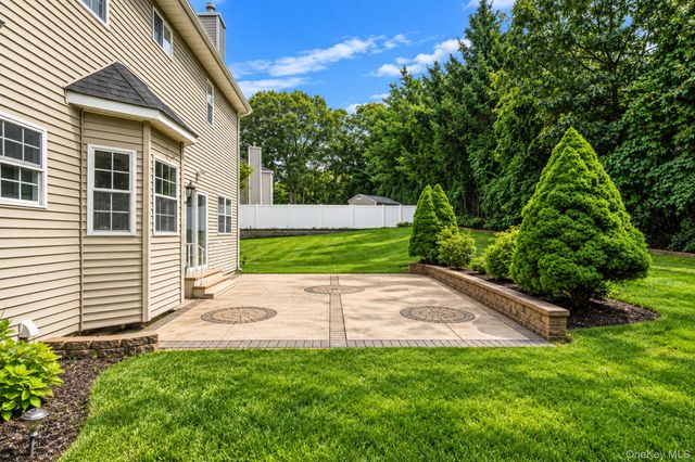 18 Woodridge Lane, Coram, NY 11727