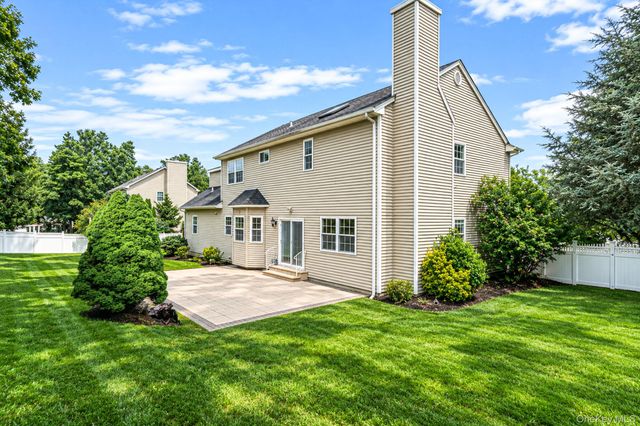 18 Woodridge Lane, Coram, NY 11727