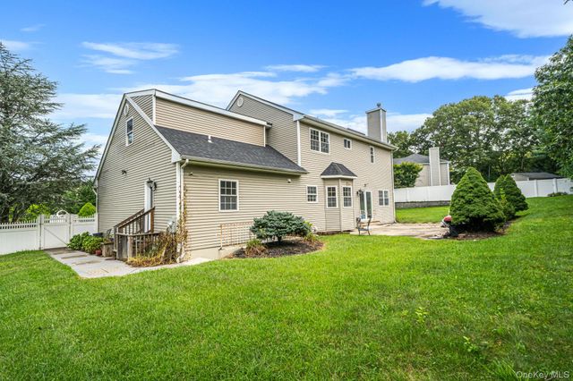 18 Woodridge Lane, Coram, NY 11727