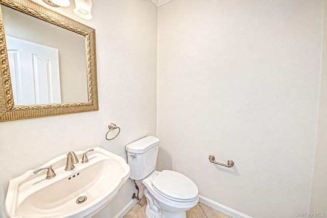 18 Woodridge Lane, Coram, NY 11727