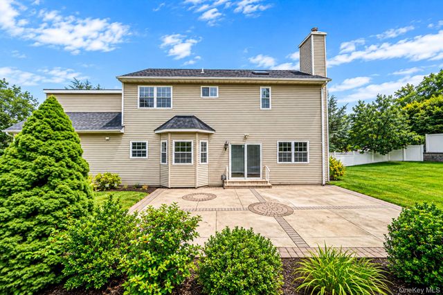 18 Woodridge Lane, Coram, NY 11727