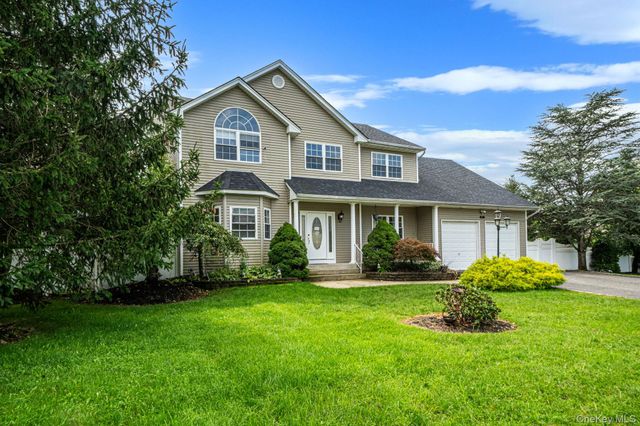 18 Woodridge Lane, Coram, NY 11727