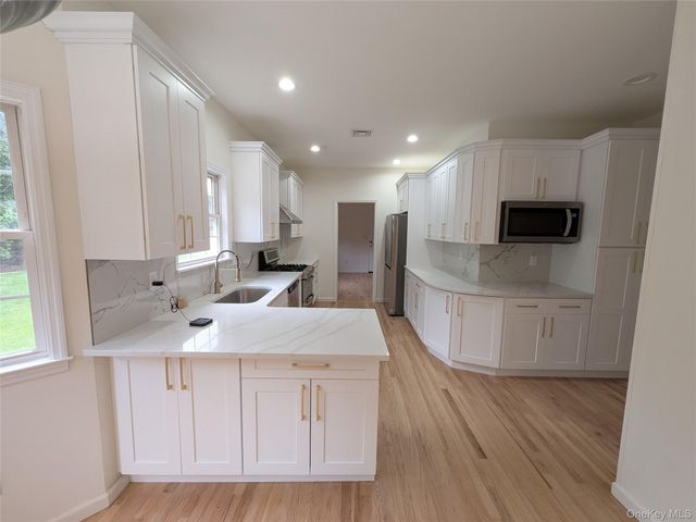18 Woodridge Lane, Coram, NY 11727