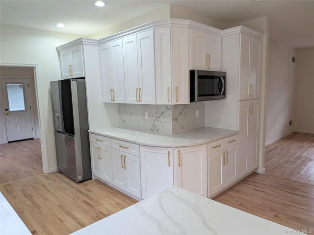 18 Woodridge Lane, Coram, NY 11727