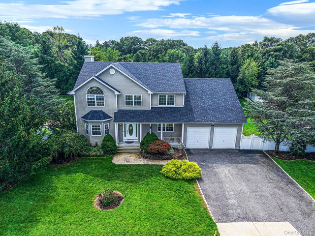 18 Woodridge Lane, Coram, NY 11727