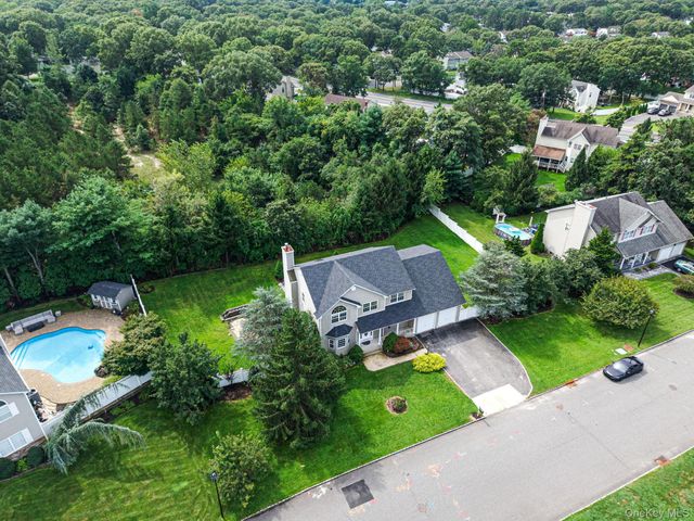 18 Woodridge Lane, Coram, NY 11727