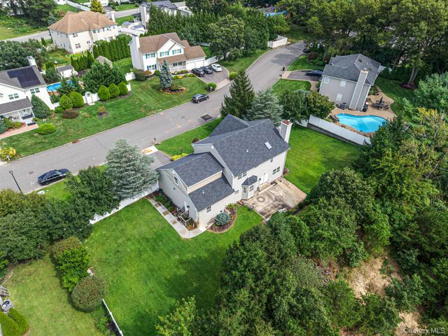 18 Woodridge Lane, Coram, NY 11727