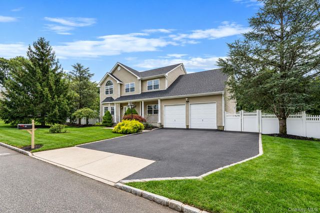 18 Woodridge Lane, Coram, NY 11727