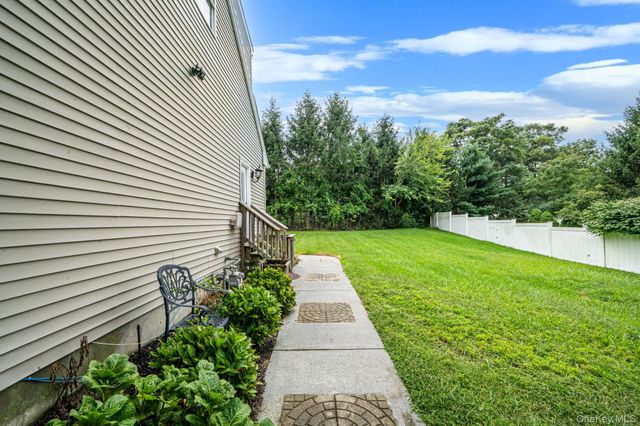 18 Woodridge Lane, Coram, NY 11727