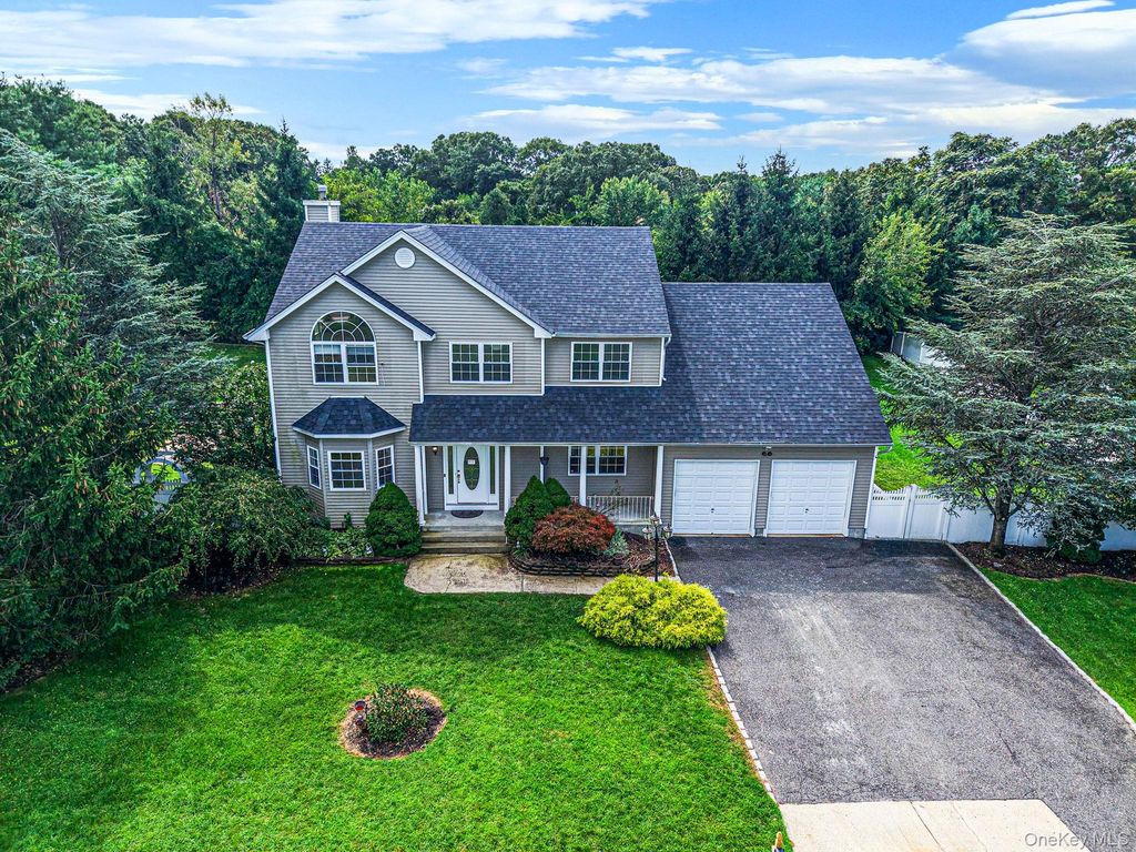 18 Woodridge Lane, Coram, NY 11727 — photo 5