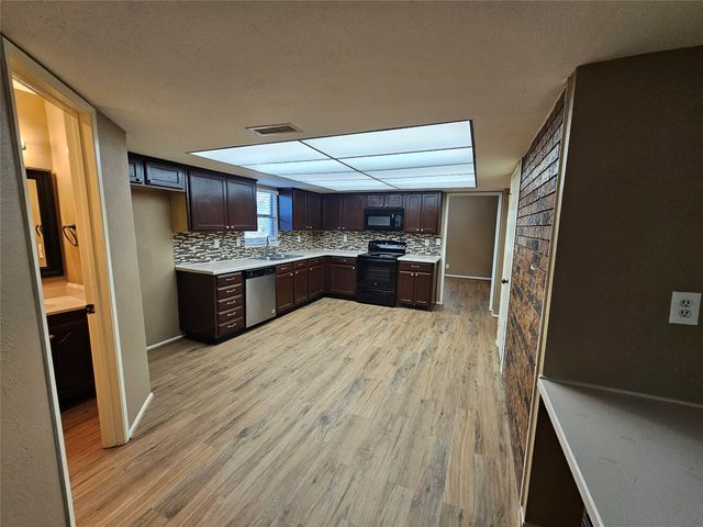 801 Wood Glen, Desoto, TX 75115