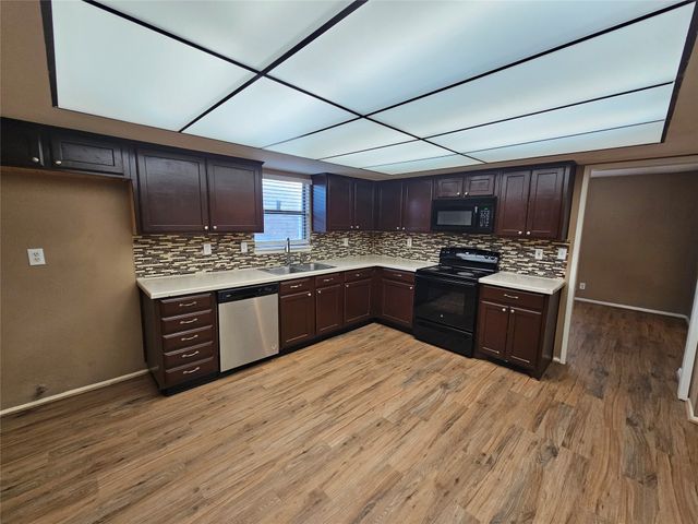 801 Wood Glen, Desoto, TX 75115