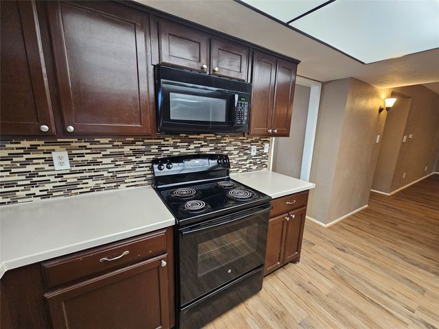 801 Wood Glen, Desoto, TX 75115