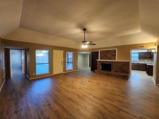 801 Wood Glen, Desoto, TX 75115