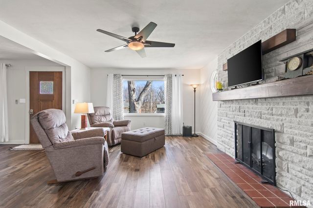 19 CIRCLE Drive, Rochester, IL 62563