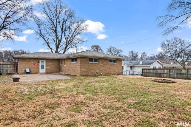 19 CIRCLE Drive, Rochester, IL 62563