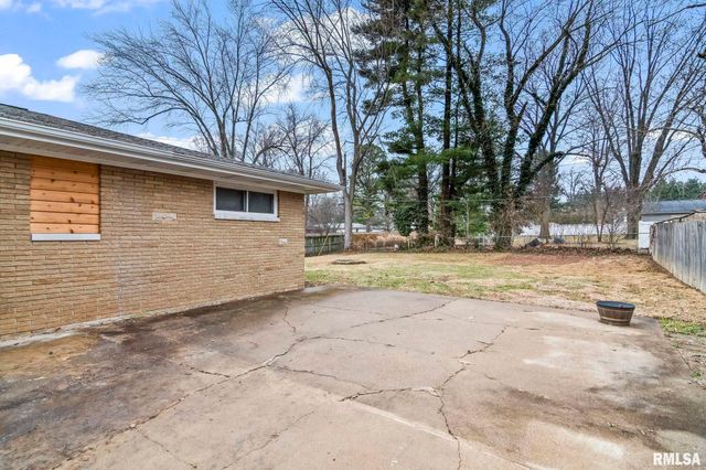 19 CIRCLE Drive, Rochester, IL 62563