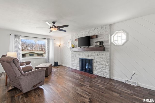 19 CIRCLE Drive, Rochester, IL 62563