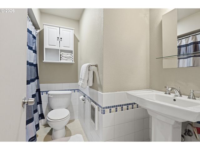 1300 Ne 68TH Ave 13, Portland, OR 97213