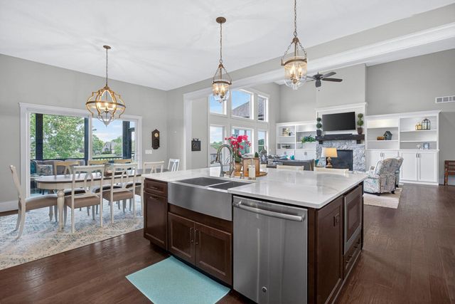 7 Pebble Creek Drive S, Le Claire, IA 52753