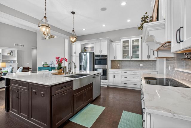 7 Pebble Creek Drive S, Le Claire, IA 52753