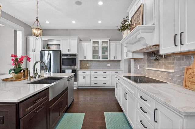 7 Pebble Creek Drive S, Le Claire, IA 52753