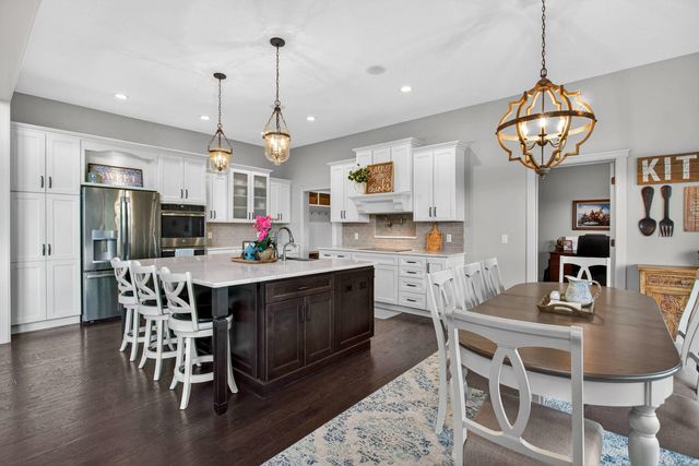 7 Pebble Creek Drive S, Le Claire, IA 52753
