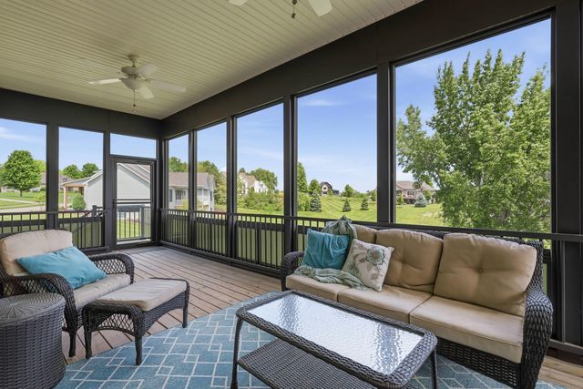 7 Pebble Creek Drive S, Le Claire, IA 52753