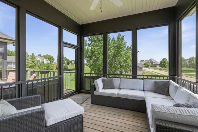 7 Pebble Creek Drive S, Le Claire, IA 52753
