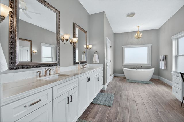 7 Pebble Creek Drive S, Le Claire, IA 52753