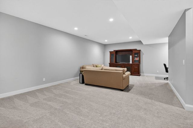 7 Pebble Creek Drive S, Le Claire, IA 52753