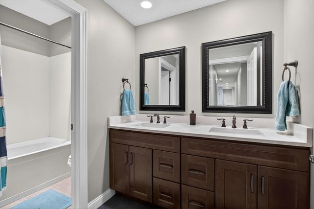 7 Pebble Creek Drive S, Le Claire, IA 52753