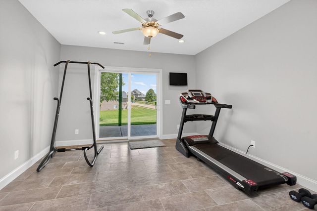 7 Pebble Creek Drive S, Le Claire, IA 52753