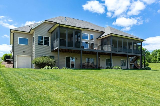 7 Pebble Creek Drive S, Le Claire, IA 52753