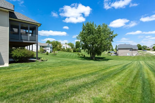 7 Pebble Creek Drive S, Le Claire, IA 52753