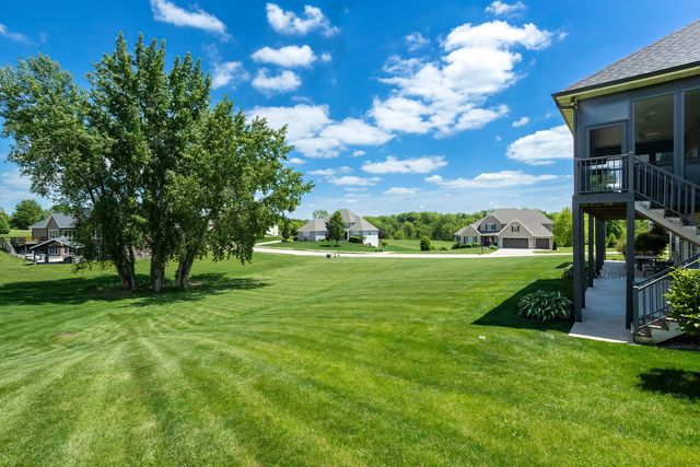 7 Pebble Creek Drive S, Le Claire, IA 52753