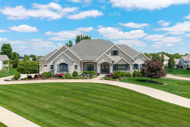 7 Pebble Creek Drive S, Le Claire, IA 52753