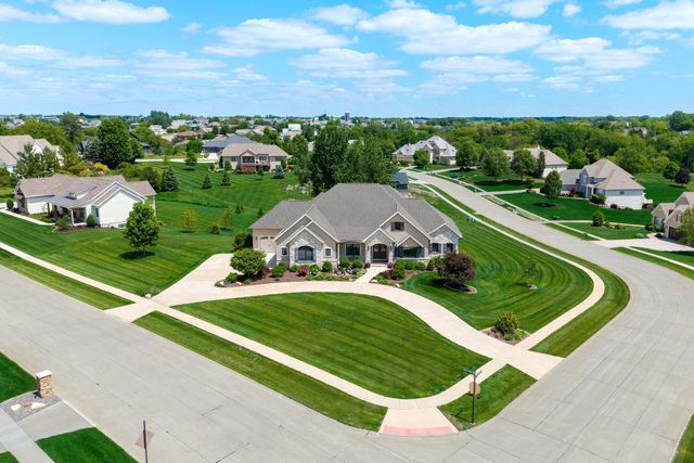 7 Pebble Creek Drive S, Le Claire, IA 52753