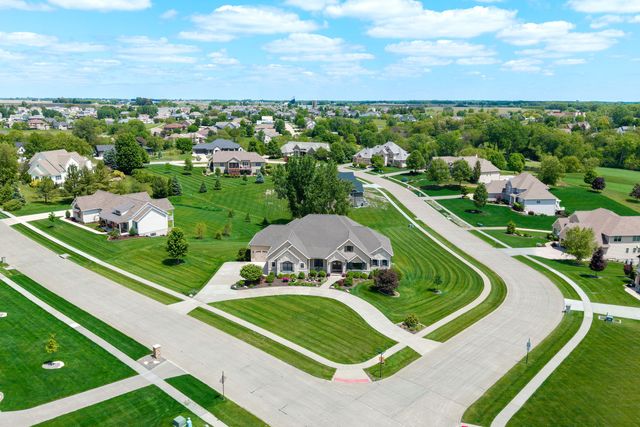 7 Pebble Creek Drive S, Le Claire, IA 52753