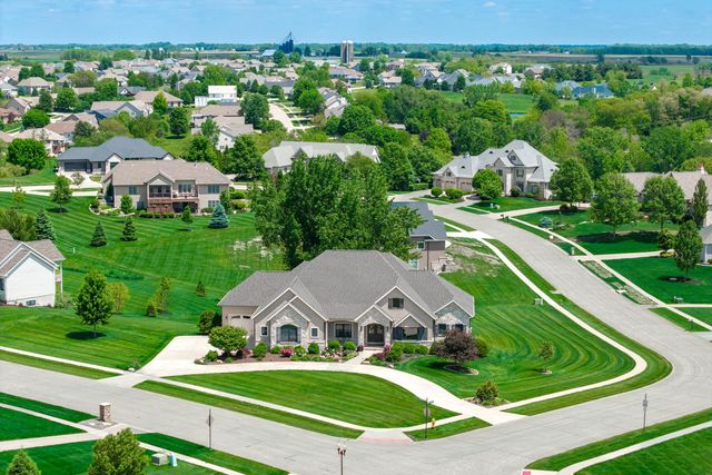 7 Pebble Creek Drive S, Le Claire, IA 52753
