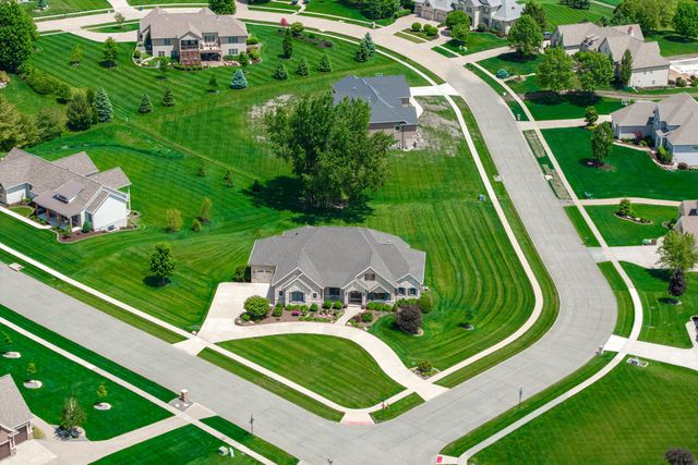 7 Pebble Creek Drive S, Le Claire, IA 52753